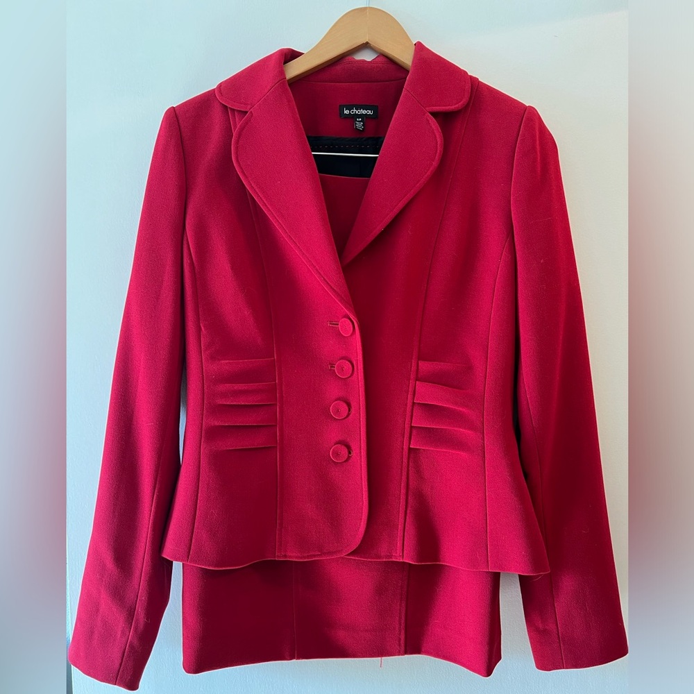Skirt suit